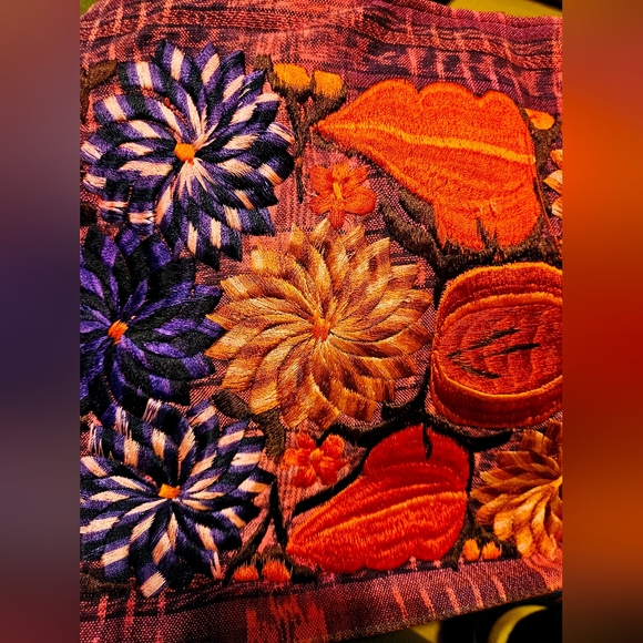 Beautiful Mexican Zippered Floral Embroidered Women's Medium Purse - Picture 8 of 9